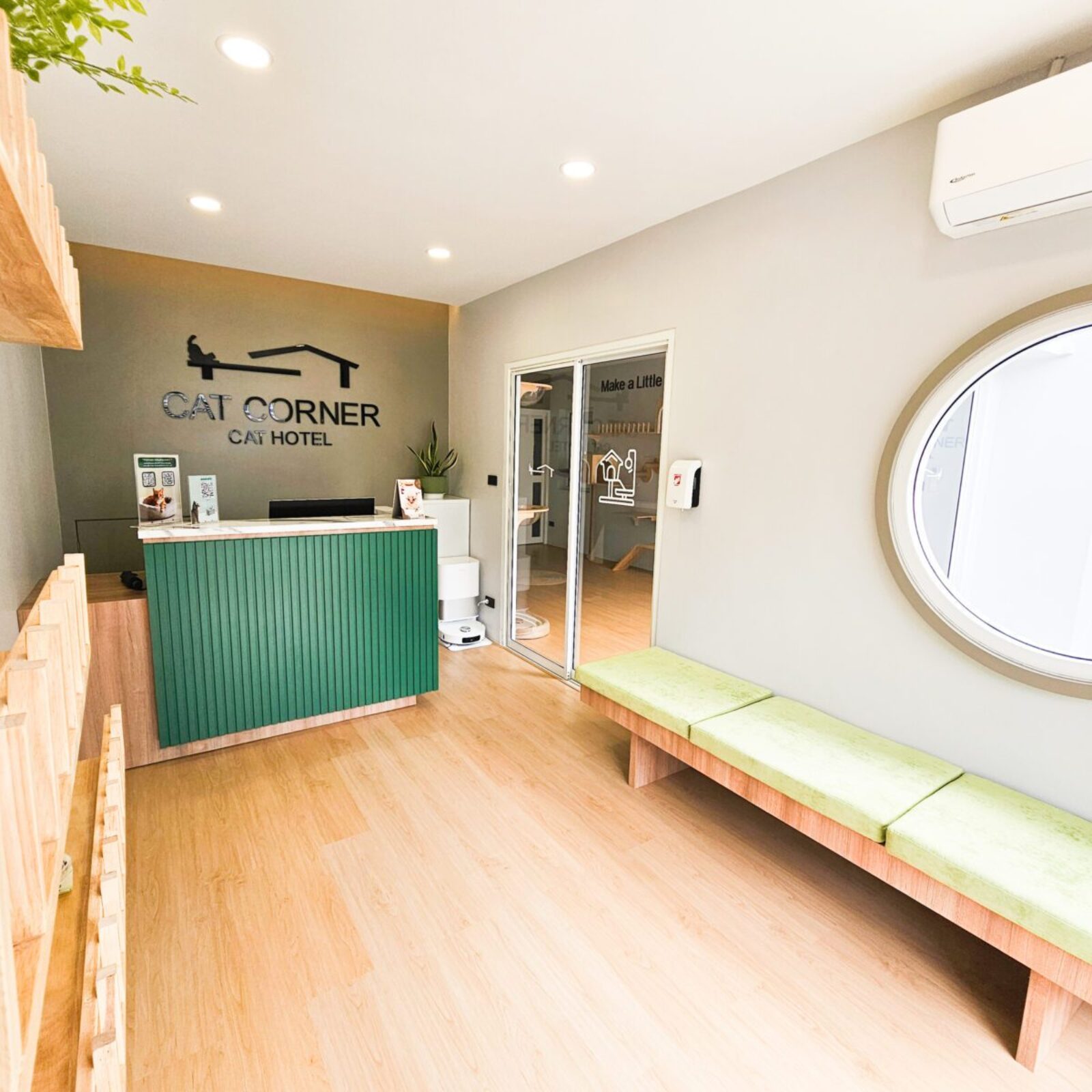 บริเวณต้อนรับโรงแรมแมวภูเก็ต Cat Corner Cat Hotel Phuket