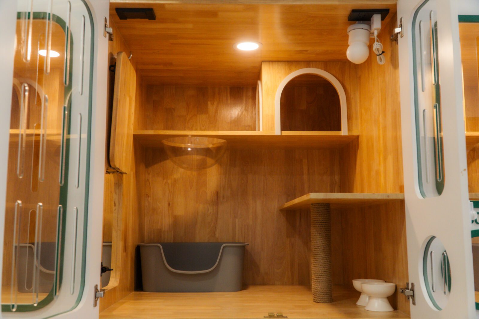 ห้องขนาด S ที่ Cat Corner Cat Hotel Phuket กว้าง สามารถเปิดเชื่อมระหว่างห้องได้