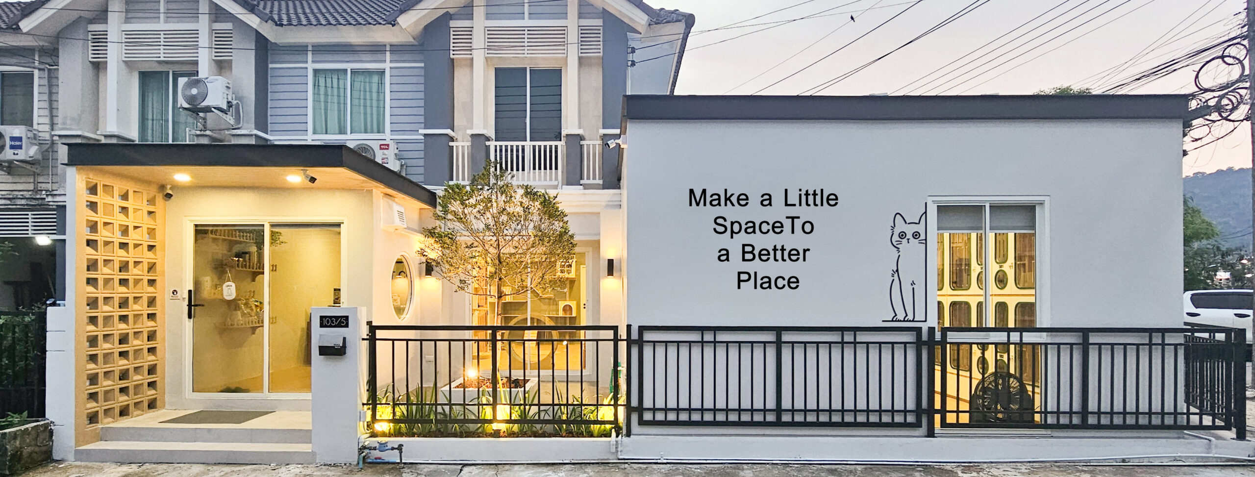 ด้านหน้าโรงแรมแมว Cat Corner Cat Hotel Phuket ตอนเย็น เปิดไฟสีส้ม